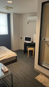 和歌山はらビジネス旅館的客房设有一张床和一张带微波炉的书桌