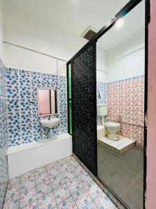 拉瑙MJ inn的一间带水槽和卫生间的浴室