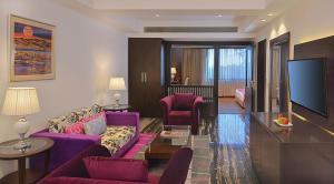 哈里瓦Fortune Park, Haridwar - Member ITC's Hotel Group的客厅配有紫色家具和平面电视。
