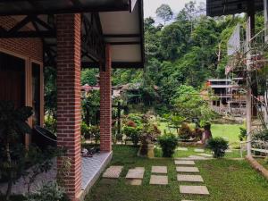 武吉拉旺武吉拉旺托马斯休闲度假旅馆的庭院,带花园的房屋