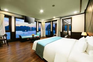 下龙湾Peony Cruises的一间卧室设有一张大床和一个大窗户