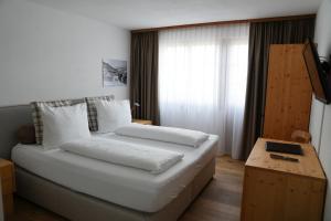 Surcuolm苏尔塞瓦酒店的酒店客房设有两张床和窗户。