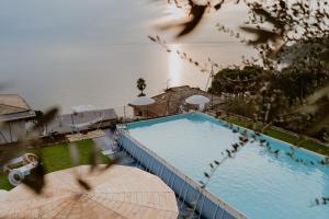索里Villa Solaria的游泳池旁的顶部景色