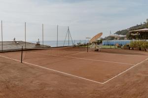 索里Villa Solaria的网球场,上面有网