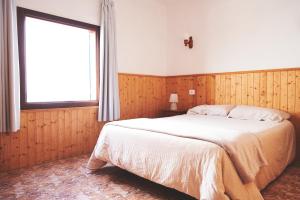 拉桑塔Casa Mar adentro的一间卧室设有一张大床和一个窗户。