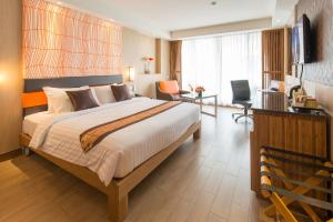曼谷王朝格兰德酒店（原王朝格兰德旅馆）的酒店客房设有一张大床和一张书桌。