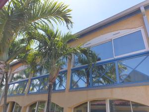 拉萨尔勒班水族海滩酒店的一座棕榈树建筑