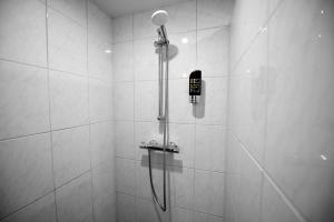 Dinteloord哈文兹科特旅馆的浴室内配有淋浴和头顶淋浴