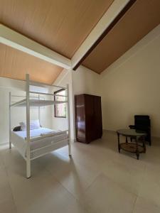 坎古passifika house的一间卧室配有一张双层床和一张桌子