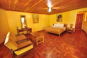埃尔多雷特Naiberi River Campsite & Resort的一间卧室配有一张床、一把椅子和一张桌子