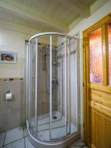 LalindeLe Nid de Faucons的浴室内带玻璃淋浴间