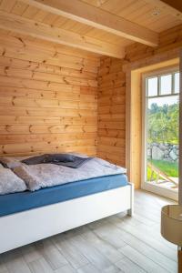 普鲁滕Kranichglück的卧室配有木墙内的一张床