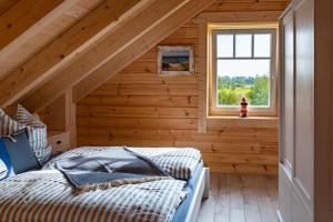 普鲁滕Kranichglück的小木屋卧室设有床和窗户