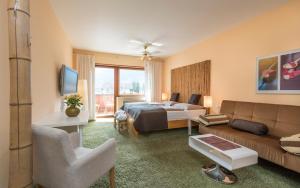 科尔德拉诺Hotel Bamboo的酒店客房,配有床和沙发