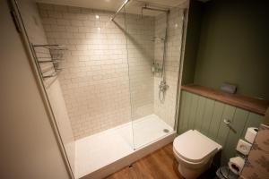哈洛Green Man by Chef & Brewer Collection的带淋浴和卫生间的浴室