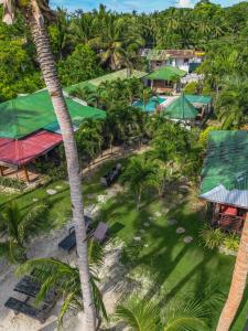 锡基霍尔Charisma Beach Resort的棕榈树度假村的空中景致