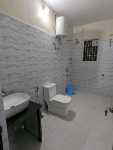 贾姆谢德布尔The Golden Sand的浴室配有白色卫生间和盥洗盆。