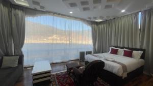帕罗Zhideychen Resort的一间卧室设有一张床和一个大窗户