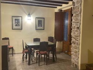 圣马特奥Casa Rural Les Caixes的一间带桌椅的用餐室