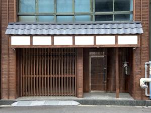 大阪Osaka Ukiyoe Ryokan的大楼前门,有门