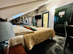 斯普利特戴安娜别墅酒店 的一间卧室,卧室内配有一张大床
