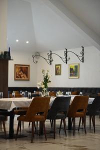 SopotAlexander Resort的一间带长桌和椅子的用餐室