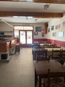 瓦尔德卡多斯Casa Samarra的餐厅内带桌椅的用餐室