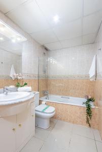 罗萨斯BADIA DE ROSES 1 new apartment的浴室配有卫生间、盥洗盆和浴缸。