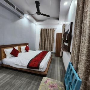 新德里HOTEL ROYAL AFGHAN的一间卧室配有一张床和吊扇