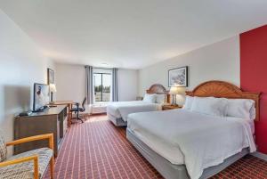 里奇菲尔德Ramada by Wyndham Richfield UT I-70的酒店客房设有两张床和电视。