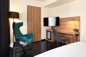 卢森堡拉蒂森卢森堡市公园旅馆的酒店客房配有书桌和2把椅子