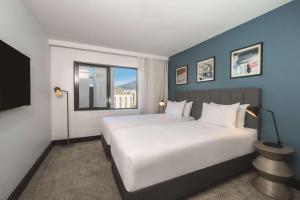 霍巴特霍巴特旅客之家酒店的酒店客房设有床和窗户。