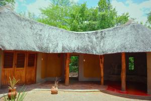 利文斯顿姆伽生态小屋的茅草屋顶的房子