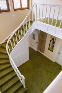 BerkheimKloster Bonlanden的绿色地毯房子中的螺旋楼梯