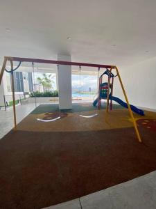 大山脚RUMA Executive Homestay Bukit Mertajam with Pool Netflix #FREETAX的一个带滑梯和游乐场的游乐区