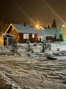 科拉里Yllästölli 2 A, Äkäslompolo的前面的地面上积雪的房子