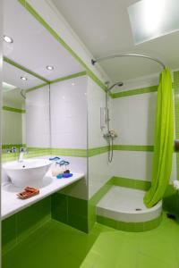 普拉基亚斯索菲亚酒店的带淋浴、盥洗盆和浴缸的浴室