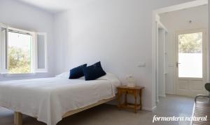 圣弗朗西斯科哈维尔Casas Emma y Sofía - Porto Sale - Formentera Natural的白色的卧室设有床和窗户