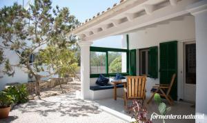 圣弗朗西斯科哈维尔Casas Emma y Sofía - Porto Sale - Formentera Natural的一个带凉棚和桌椅的庭院