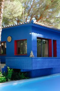 SagraEl botanico de Sagra的前面有一棵树的蓝色房子