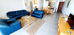 马盖特Ramsgate Rendezvous 13 - Sleeps 6 - Great Sea Views!的客厅配有蓝色的沙发和桌子