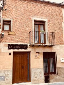 AlaejosCasa Rural La Chiquitita的砖砌建筑,设有门和阳台