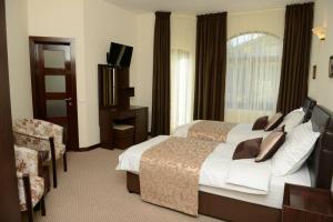 布拉索夫A&N旅馆的酒店客房设有床和窗户。