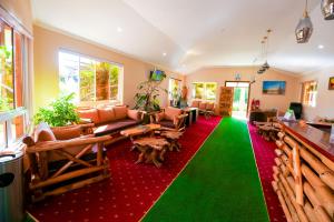 纳纽基Aberdare Prestige & Royal Cottages的一间铺有红绿色地毯的客厅