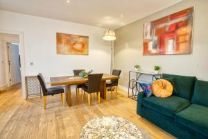 林肯Pass the Keys Centrally Located Apartment的客厅配有绿色沙发和桌子