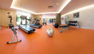 里斯本SANA酒店的一间位于橙色楼层的健身房,配有多种健身器材