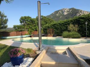 波尔维恩卡维亚克峡谷花园酒店的一座山地游泳池
