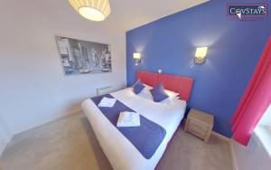 考文垂Sunnyside View - 1-bed Apartment in Coventry City Centre的一间卧室配有一张红色和蓝色墙壁的床