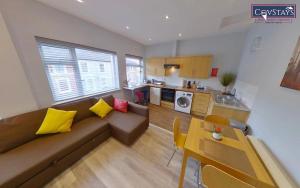 考文垂Sunnyside View - 1-bed Apartment in Coventry City Centre的客厅配有沙发和桌子