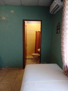 Puerto ArmuellesHostel Guayacan的一间卧室配有一张床,浴室设有卫生间